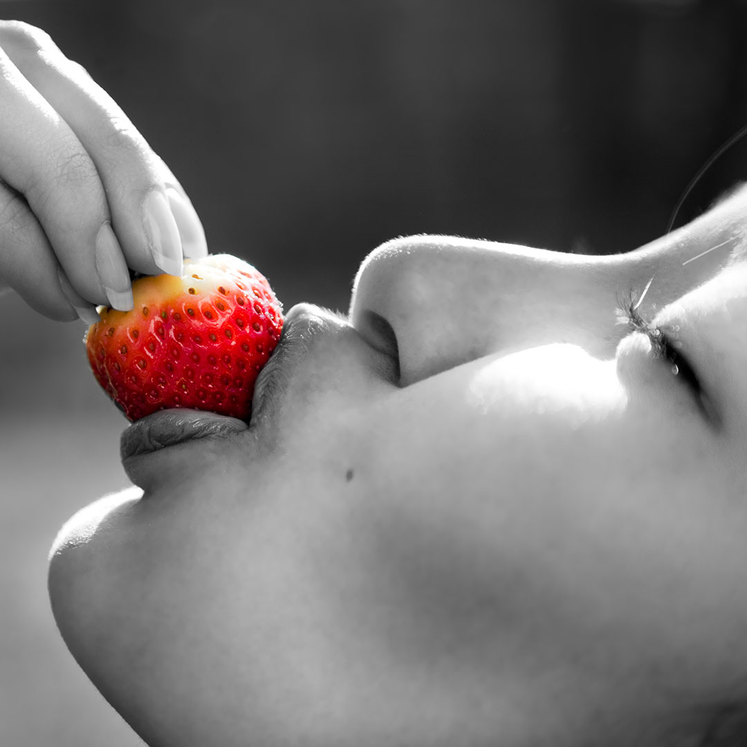eating-strawberry-1